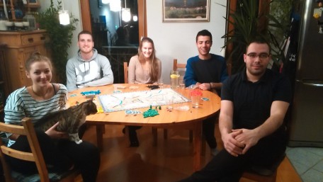 Raclette Essen in gemütlicher Runder